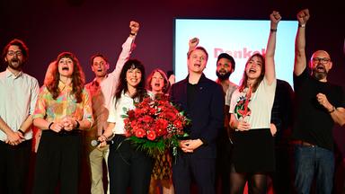 Berlin: Elif Eralp (Die Linke, 4vl), Spitzenkandidatin und stellvertretende Vorsitzende der Linksfraktion, steht mit Unterstützern auf einer Wahlparty der Berliner Linken im Festsaal Kreuzberg auf der Bühne.