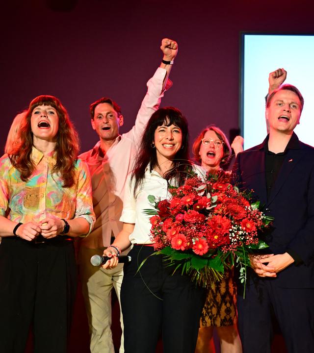 Berlin: Elif Eralp (Die Linke, 4vl), Spitzenkandidatin und stellvertretende Vorsitzende der Linksfraktion, steht mit Unterstützern auf einer Wahlparty der Berliner Linken im Festsaal Kreuzberg auf der Bühne.
