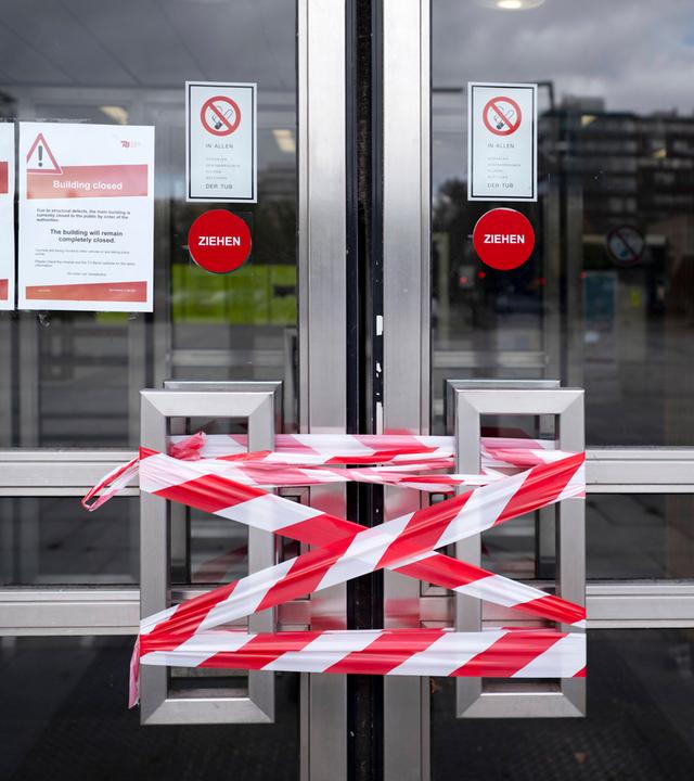Abgesperrte Türen der TU Berlin