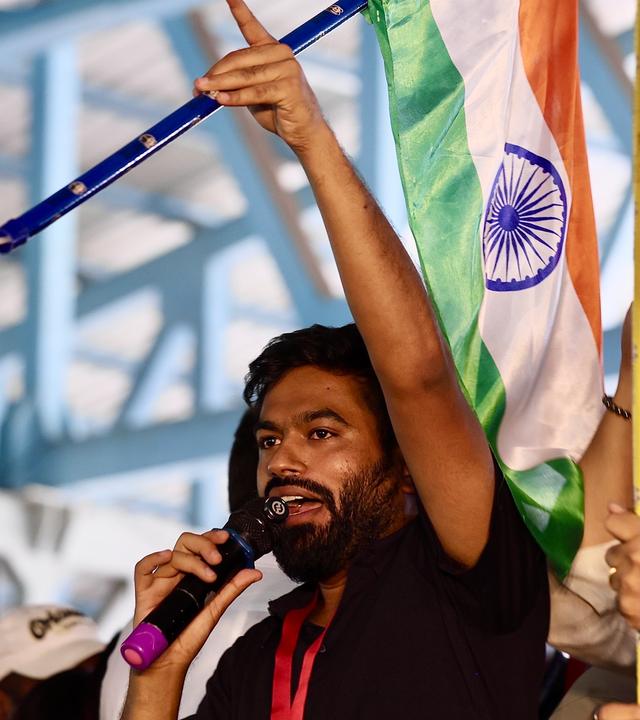 Man sieht den Aktivisten Abhijeet Dipke vor einer Indienflagge bei Protesten gegen die Überarbeitung der Wählerverzeichnisse