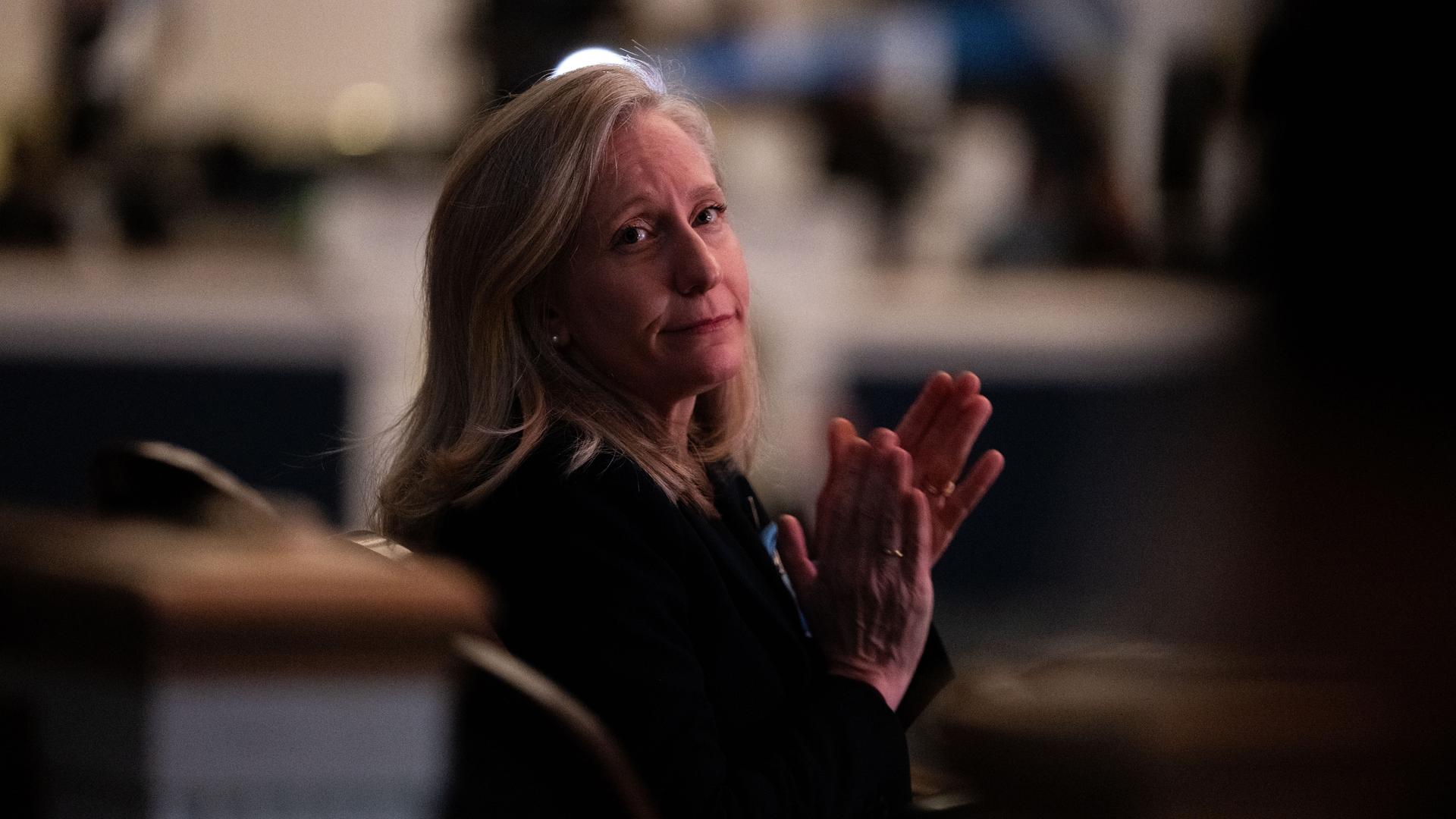 Die Gouverneurin von Virginia, Abigail Spanberger, bei einer Gedenkveranstaltung für die 67 Menschen, die 2025 bei einer Kollision in der Luft in der Nähe des Washington Reagan National Airport ums Leben kamen, am 28.01.2026, in Washington.