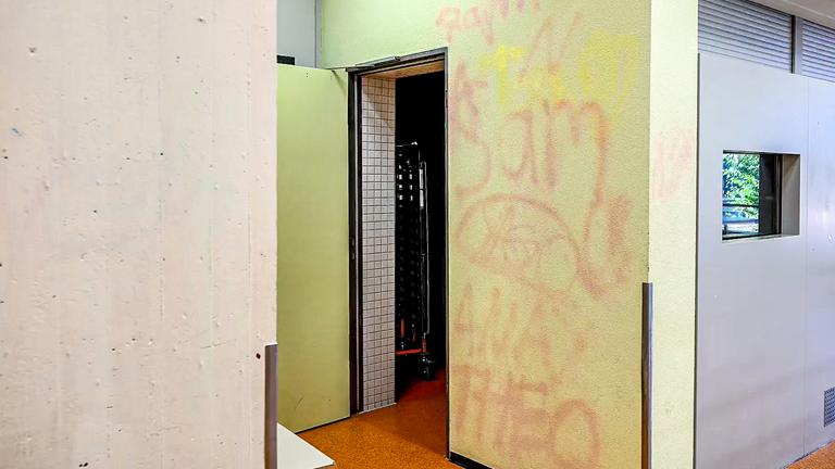 Eine Wand im Eugen-Bolz-Gymnasiums, die von Abiturientinnen und Abiturienten gestichten werden soll, nachdem ihr Abistreich missglückt is