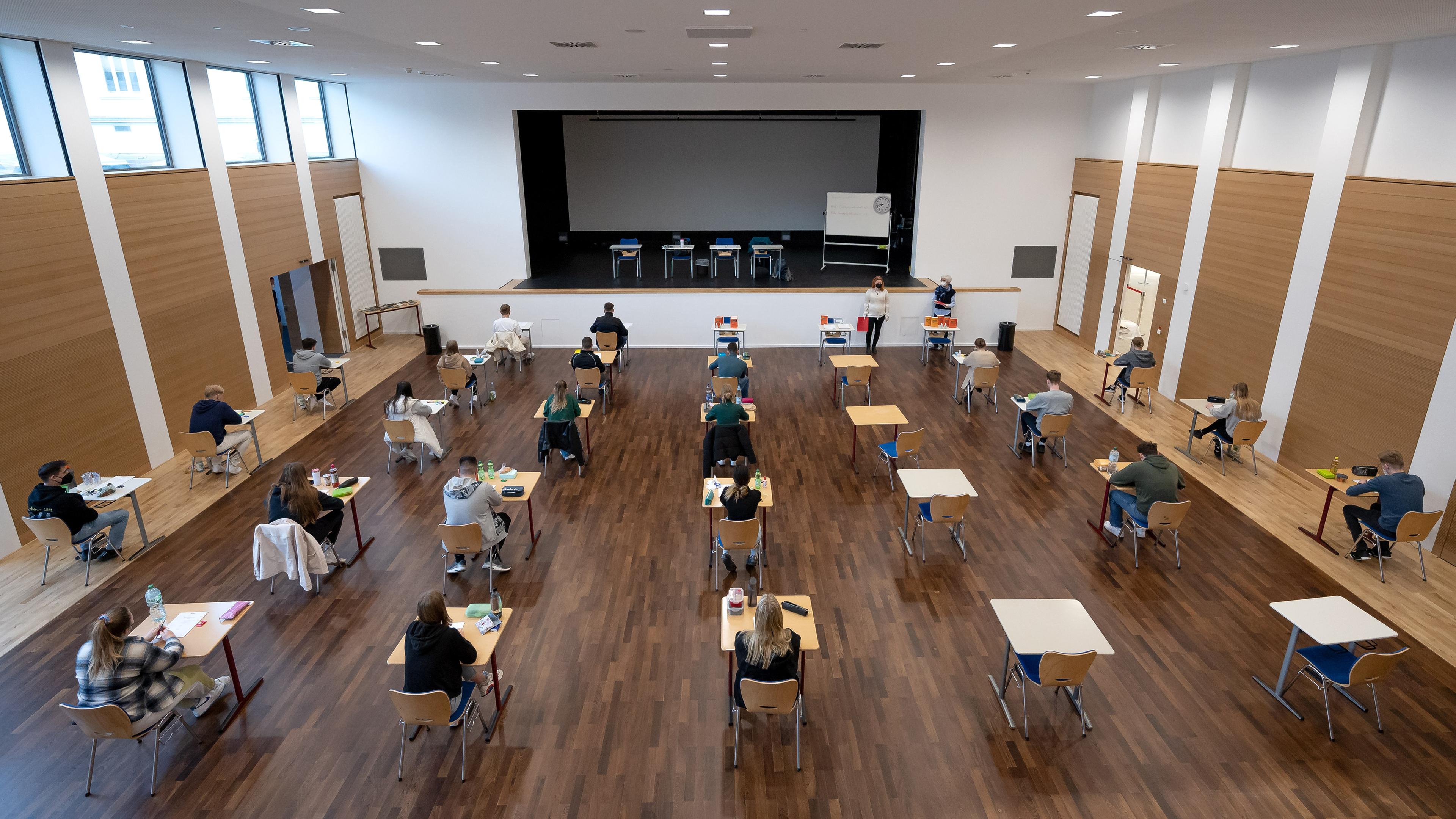 Archiv: Schülerinnen und Schüler eines Gymnasiums sitzen vor Beginn ihrer schriftlichen Prüfung im Fach Geschichte an ihren Plätzen.