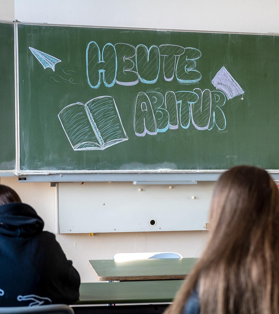 "Heute Abitur" steht auf einer Tafel im Klassenzimmer eines Gymnasiums. (Archiv)