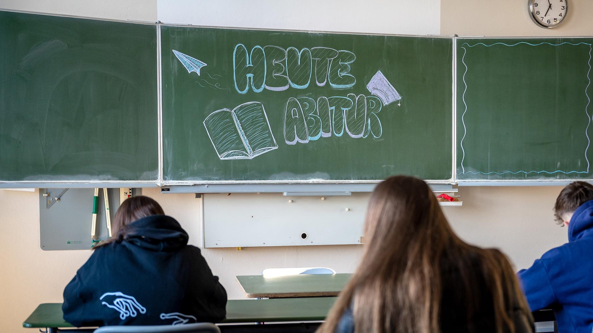 "Heute Abitur" steht auf einer Tafel im Klassenzimmer eines Gymnasiums. (Archiv)
