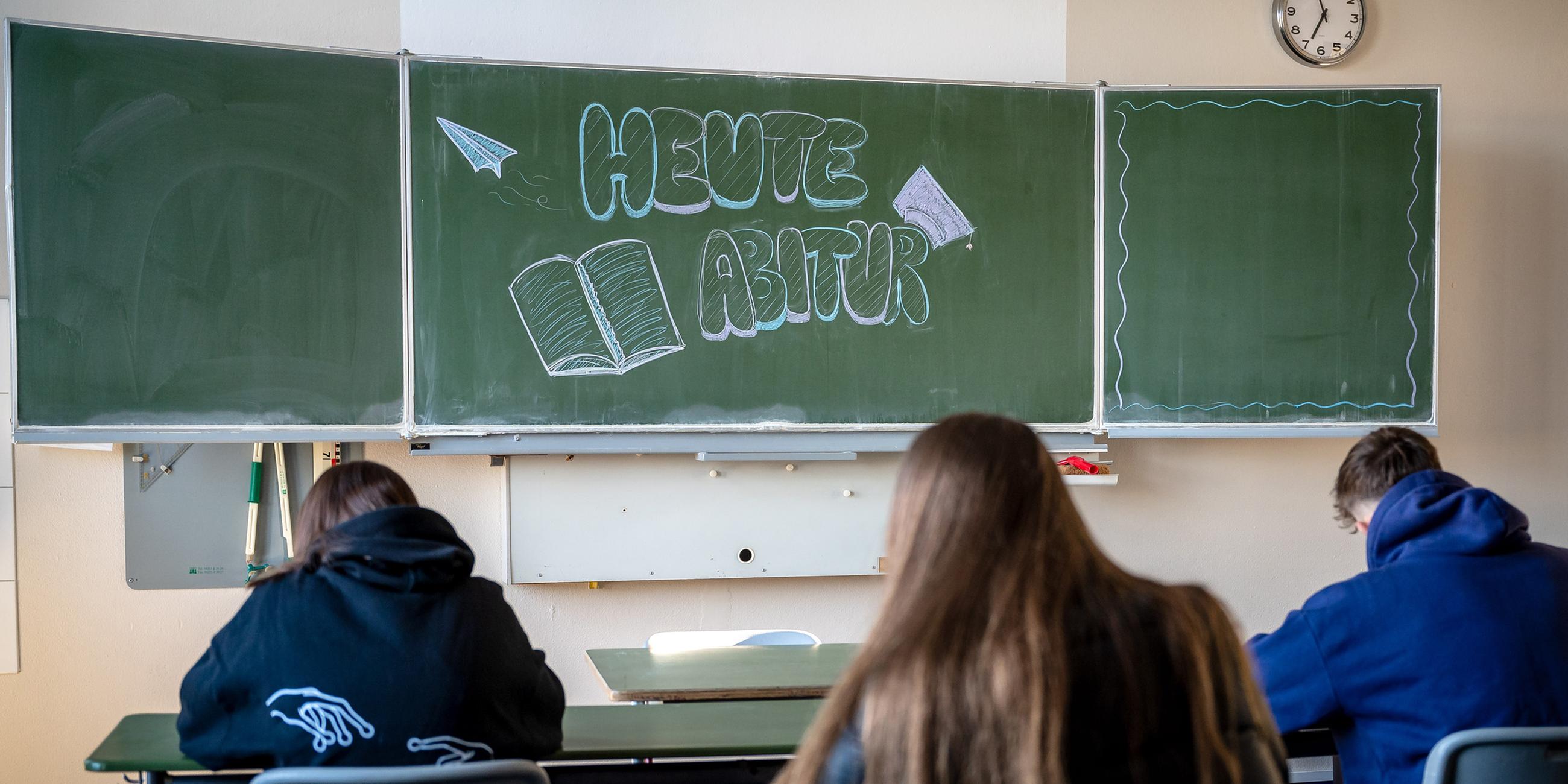 "Heute Abitur" steht auf einer Tafel im Klassenzimmer eines Gymnasiums. (Archiv)