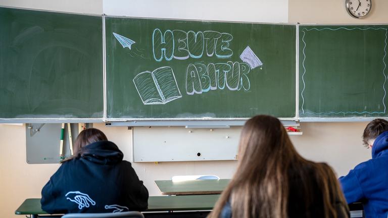 "Heute Abitur" steht auf einer Tafel im Klassenzimmer eines Gymnasiums. (Archiv)