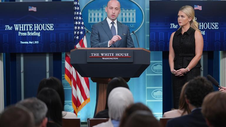  Der stellvertretende Stabschef des Weißen Hauses, Stephen Miller, spricht mit der Pressesprecherin des Weißen Hauses, Karoline Leavitt, während einer Pressekonferenz im James Brady Press Briefing Room im Weißen Haus.