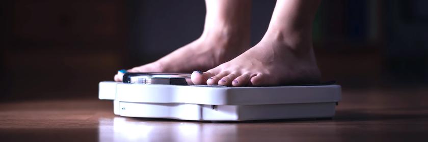 Füße auf einer Waage