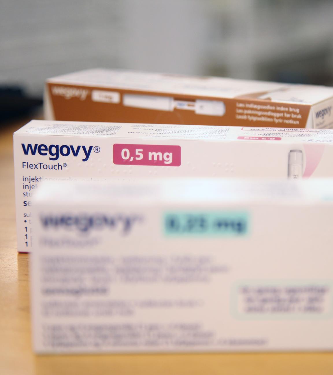 Drei Medikamentenverpackungen auf einem Tisch. Auf einer ist "Wegovy" zu lesen.