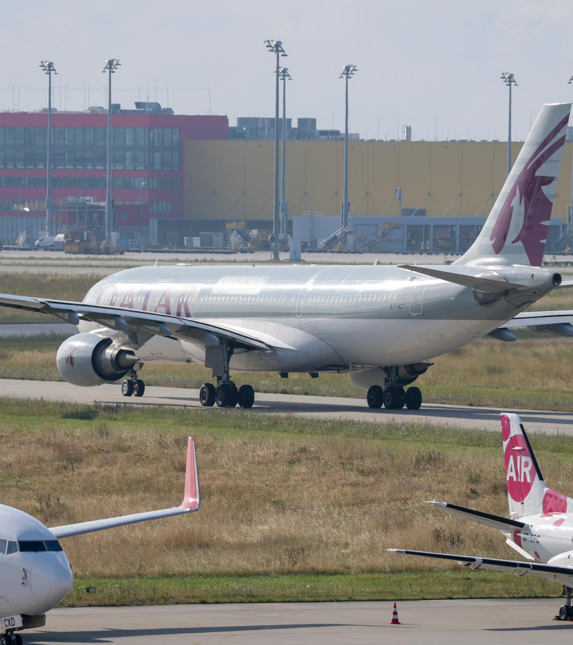 Ein Flugzeug der Qatar Airways rollt über das Vorfeld vom Flughafen Leipzig/Halle