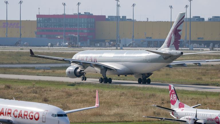 Ein Flugzeug der Qatar Airways rollt über das Vorfeld vom Flughafen Leipzig/Halle