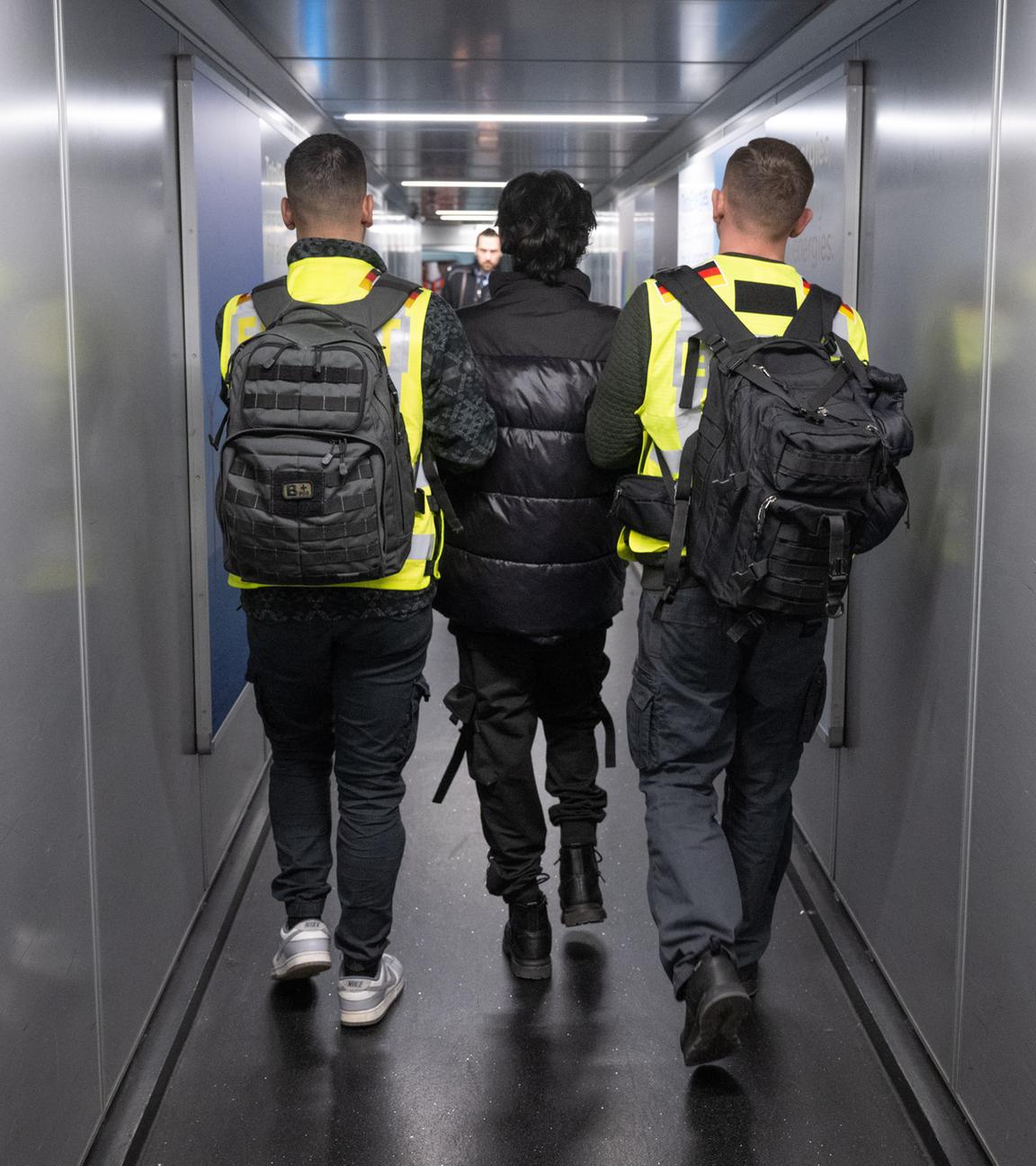 Archiv: Beamte der Bundespolizei bringen einen Mann auf einen Abschiebeflug nach Pakistan. Am 25.02.2025 in Hessen, Frankfurt/Main