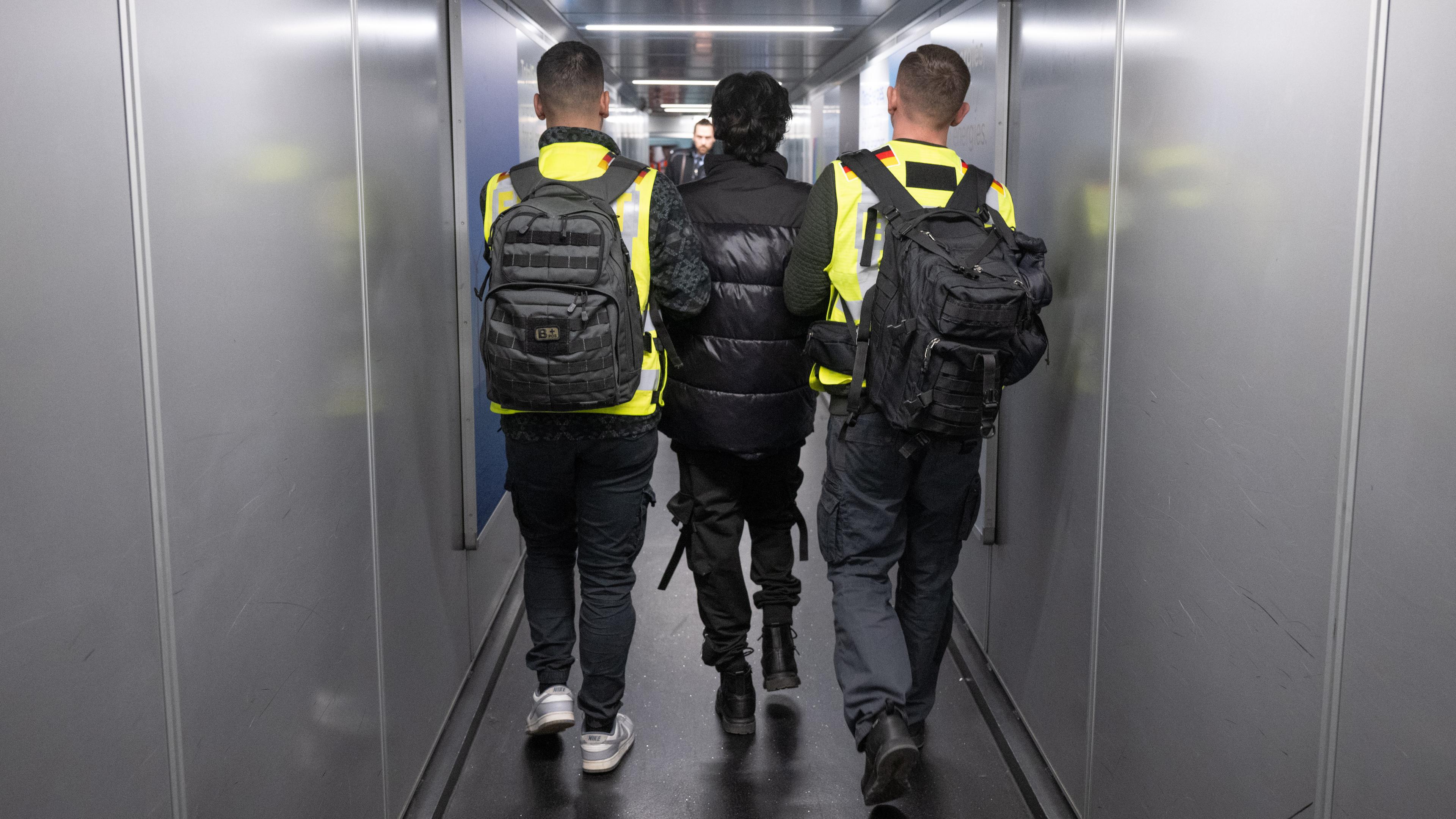 Archiv: Beamte der Bundespolizei bringen einen Mann auf einen Abschiebeflug nach Pakistan. Am 25.02.2025 in Hessen, Frankfurt/Main