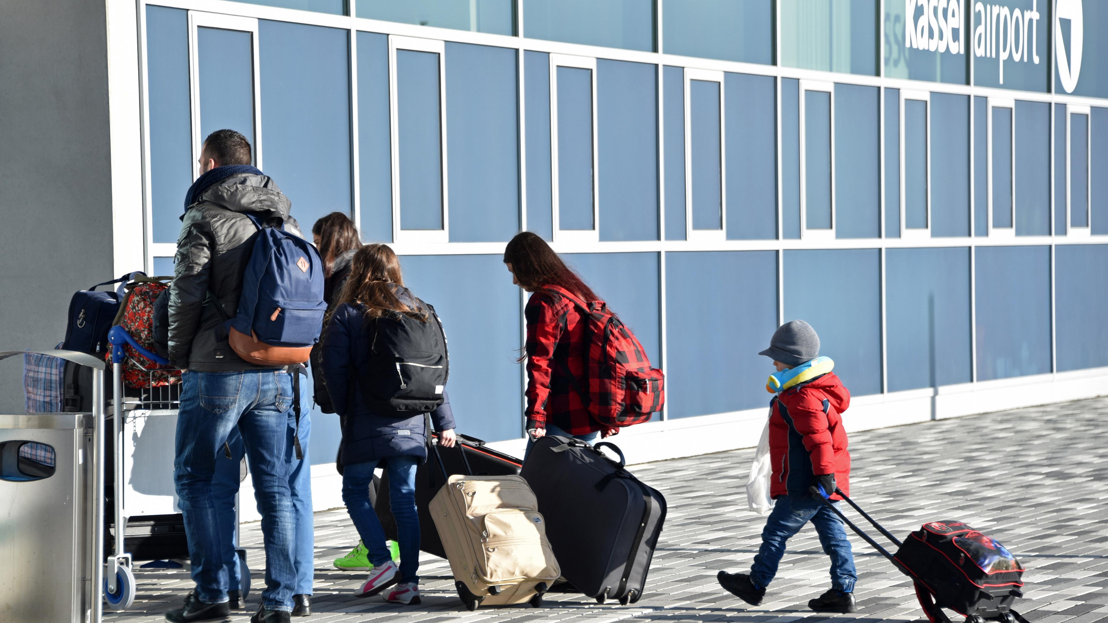 Abgelehnte Asylbewerber betreten am 27.11.2015 mit ihrem Gpäck den Terminal des Kassel-Airports in Calden (Hessen)