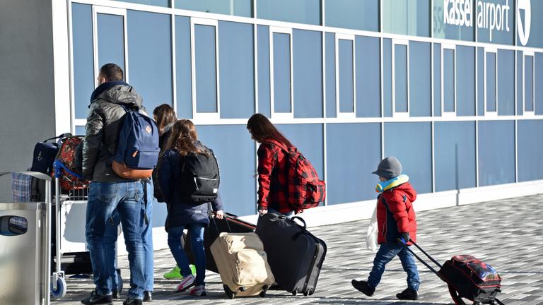 Abgelehnte Asylbewerber betreten am 27.11.2015 mit ihrem Gpäck den Terminal des Kassel-Airports in Calden (Hessen)