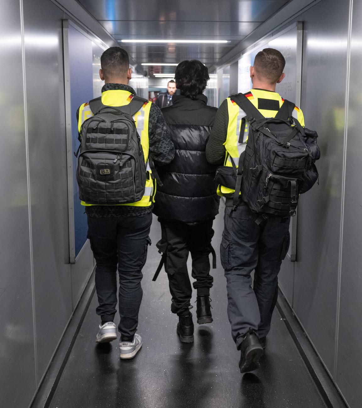 Hessen, Frankfurt/Main: Beamte der Bundespolizei bringen einen Mann auf einen Abschiebeflug nach Pakistan. 