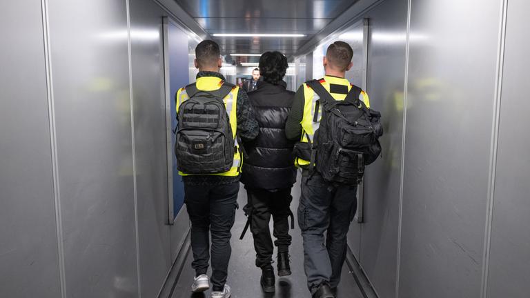 Hessen, Frankfurt/Main: Beamte der Bundespolizei bringen einen Mann auf einen Abschiebeflug nach Pakistan. 