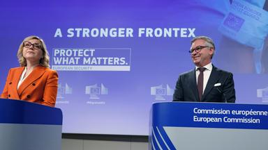 Die EU hält eine Pressekonferenz zur Stärkung von Frontex und zur Digitalisierung des Rückführungsprozesses. 