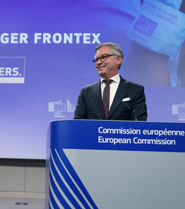 Die EU hält eine Pressekonferenz zur Stärkung von Frontex und zur Digitalisierung des Rückführungsprozesses. 
