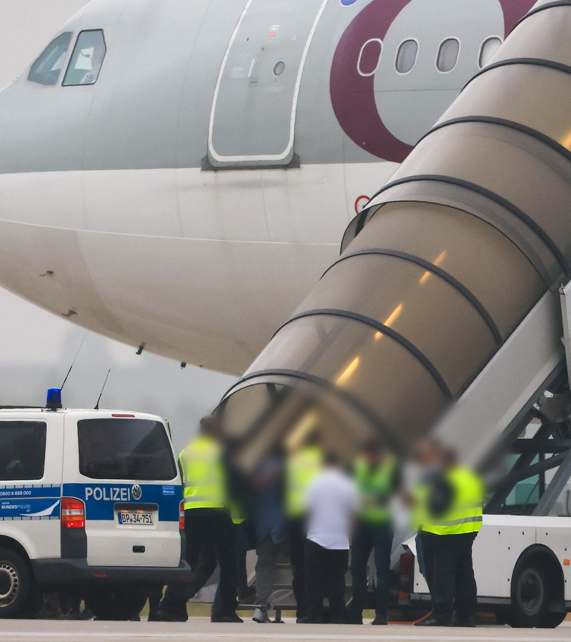 Menschen besteigen ein Flugzeug der Qatar Airways