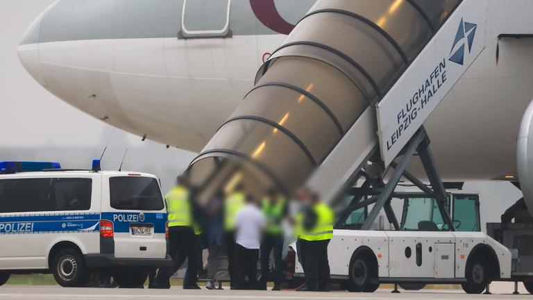 Menschen besteigen ein Flugzeug der Qatar Airways