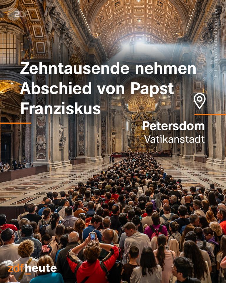 Vatikanstadt: Zahlreiche Menschen versammeln sich im Petersdom.