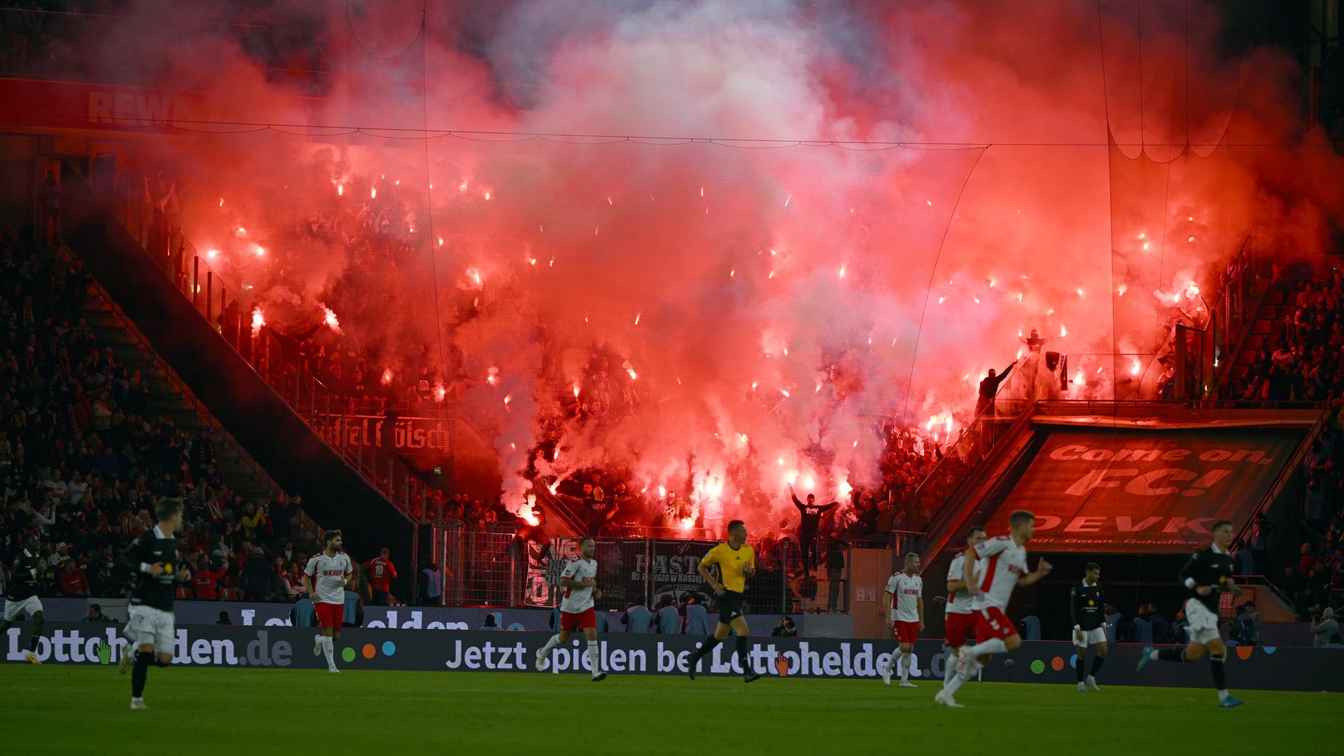 Nordrhein-Westfalen, Köln: Fußball: Abschiedsspiel von Lukas Podolski beim 1. FC Köln, Polnische Fans zünden Pyrotechnik.