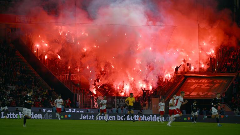 Nordrhein-Westfalen, Köln: Fußball: Abschiedsspiel von Lukas Podolski beim 1. FC Köln, Polnische Fans zünden Pyrotechnik.