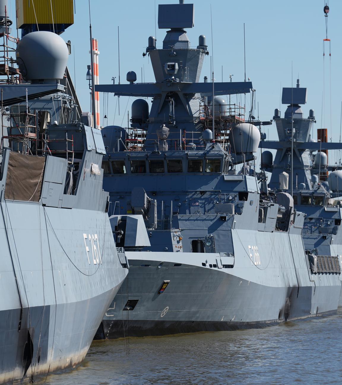 Ein Minentaucher befestigt einen Sprengsatz an einer Seemine in der Ostsee am Marinestützpunkt der Bundeswehr in Eckernförde