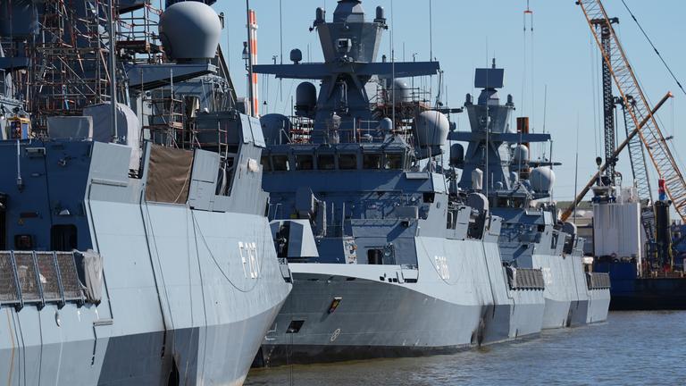 Ein Minentaucher befestigt einen Sprengsatz an einer Seemine in der Ostsee am Marinestützpunkt der Bundeswehr in Eckernförde