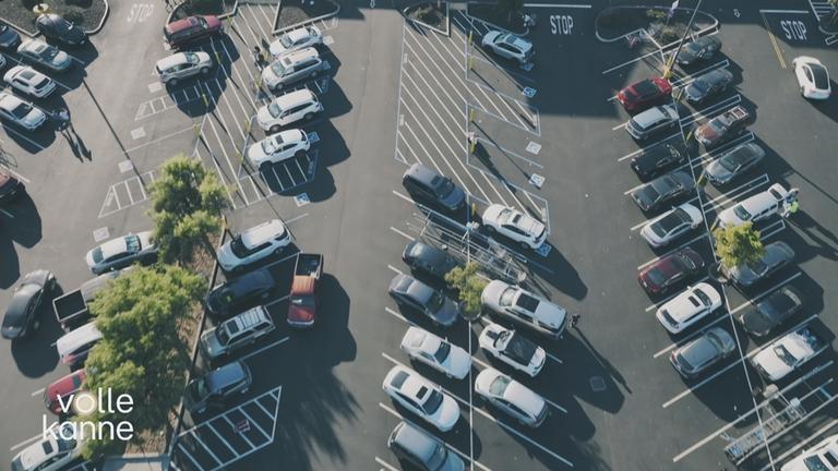Parkplatz mit Autos aus Vogelperspektive