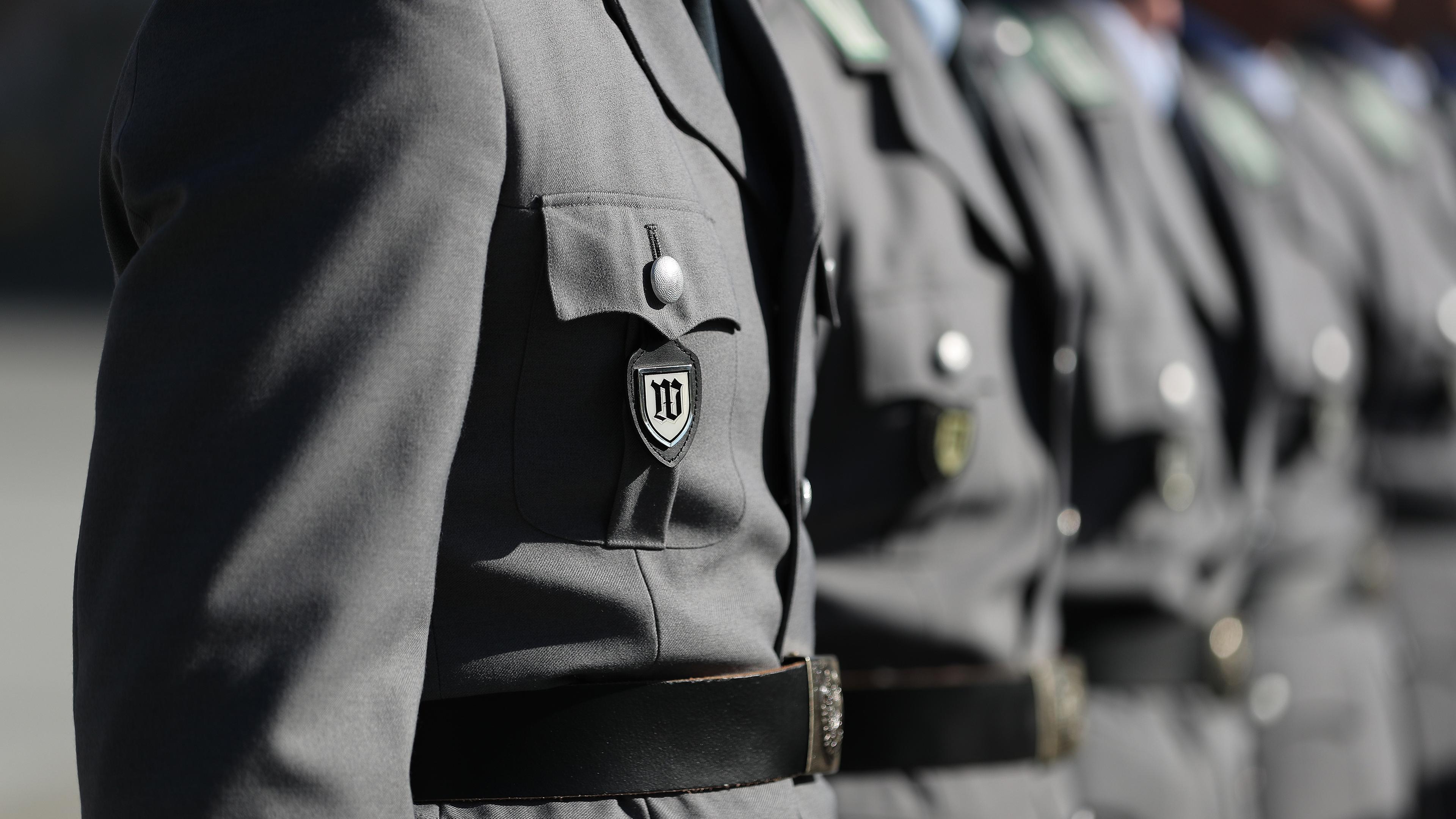 HANDOUT - 13.10.2021, Berlin: Ein Soldat trägt das Verbandsabzeichen des Wachbataillons bei der Kranzniederlegung in der Cella, dem Ehrenmal der Bundeswehr, in Gedenken an die 59 in Afghanistan gefallenenen Einsatzkräfte. Die Feierstunde erfolgte aus Anlass der Beendigung und Würdigung des Einsatzes der Bundeswehr in Afghanistan. Foto: Sebastian Wilke/Bundeswehr/BMVG/dpa - ACHTUNG: Nur zur redaktionellen Verwendung und nur mit vollständiger Nennung des vorstehenden Credits +++ dpa-Bildfunk +++
