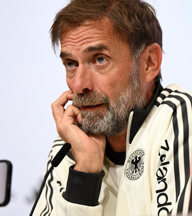 Bayern, Herzogenaurach: Fußball: Nationalmannschaft, Abschlusspressekonferenz vor dem Nations-League-Spiel gegen Serbien. Bundestrainer Jürgen Klopp (Deutschland) spricht während der Pressekonferenz.