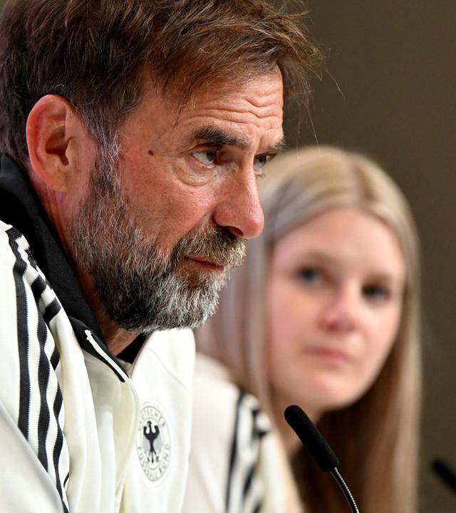 Bayern, Herzogenaurach: Fußball: Nationalmannschaft, Abschlusspressekonferenz vor dem Nations-League-Spiel gegen Serbien. Bundestrainer Jürgen Klopp (Deutschland) spricht während der Pressekonferenz.