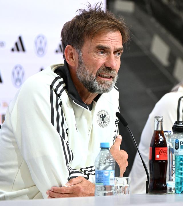 Bayern, Herzogenaurach: Fußball: Nationalmannschaft, Abschlusspressekonferenz vor dem Nations-League-Spiel gegen Serbien. Bundestrainer Jürgen Klopp (Deutschland) spricht während der Pressekonferenz.