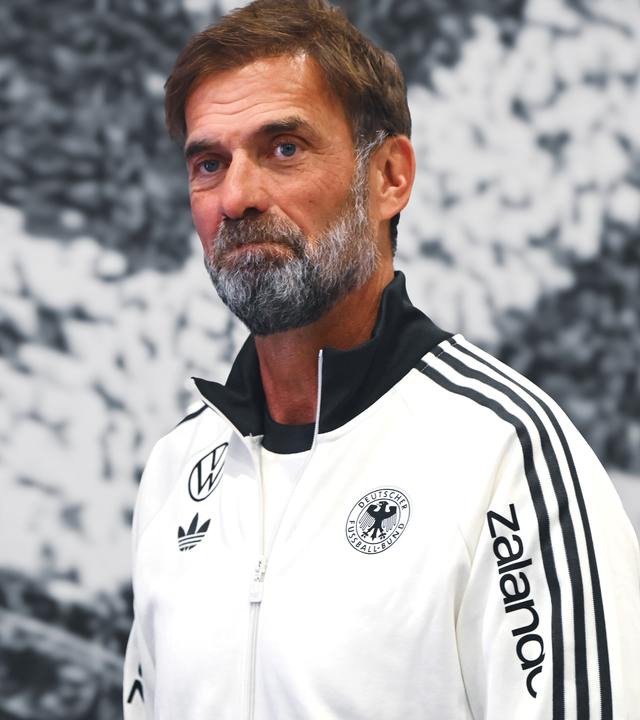 Bayern, Herzogenaurach: Fußball: Nationalmannschaft, Abschlusspressekonferenz vor dem Nations-League-Spiel gegen Serbien. Bundestrainer Jürgen Klopp (Deutschland) spricht während der Pressekonferenz.