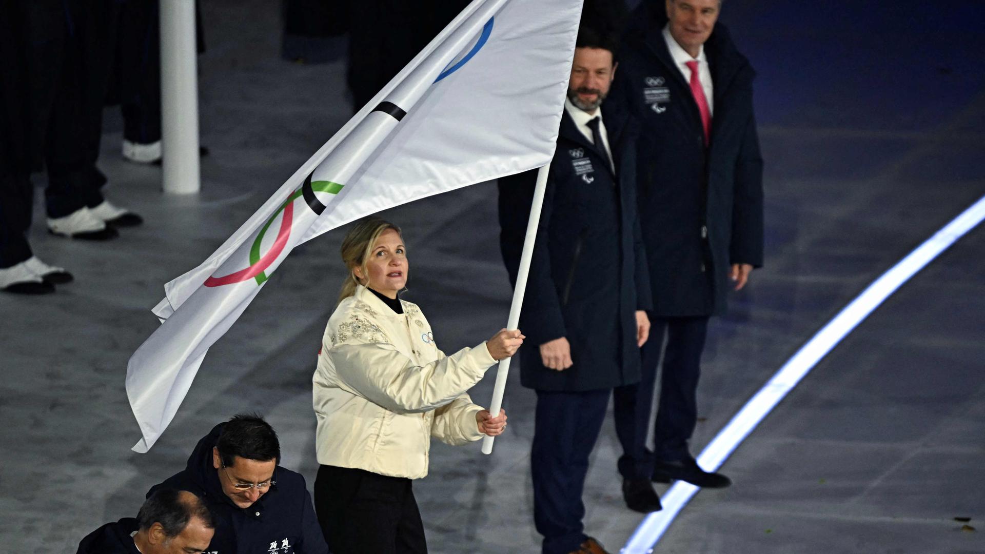 Kirsty Coventry übergibt bei der Schlussfeier der Milano Cortina 2026 Winter Olympic Games die Olympische Flagge an die Gastgeber 2030.