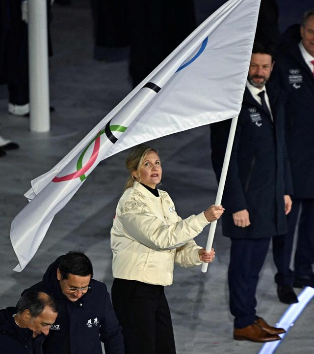 Kirsty Coventry übergibt bei der Schlussfeier der Milano Cortina 2026 Winter Olympic Games die Olympische Flagge an die Gastgeber 2030.