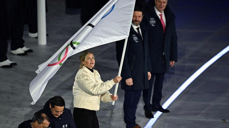 Kirsty Coventry übergibt bei der Schlussfeier der Milano Cortina 2026 Winter Olympic Games die Olympische Flagge an die Gastgeber 2030.