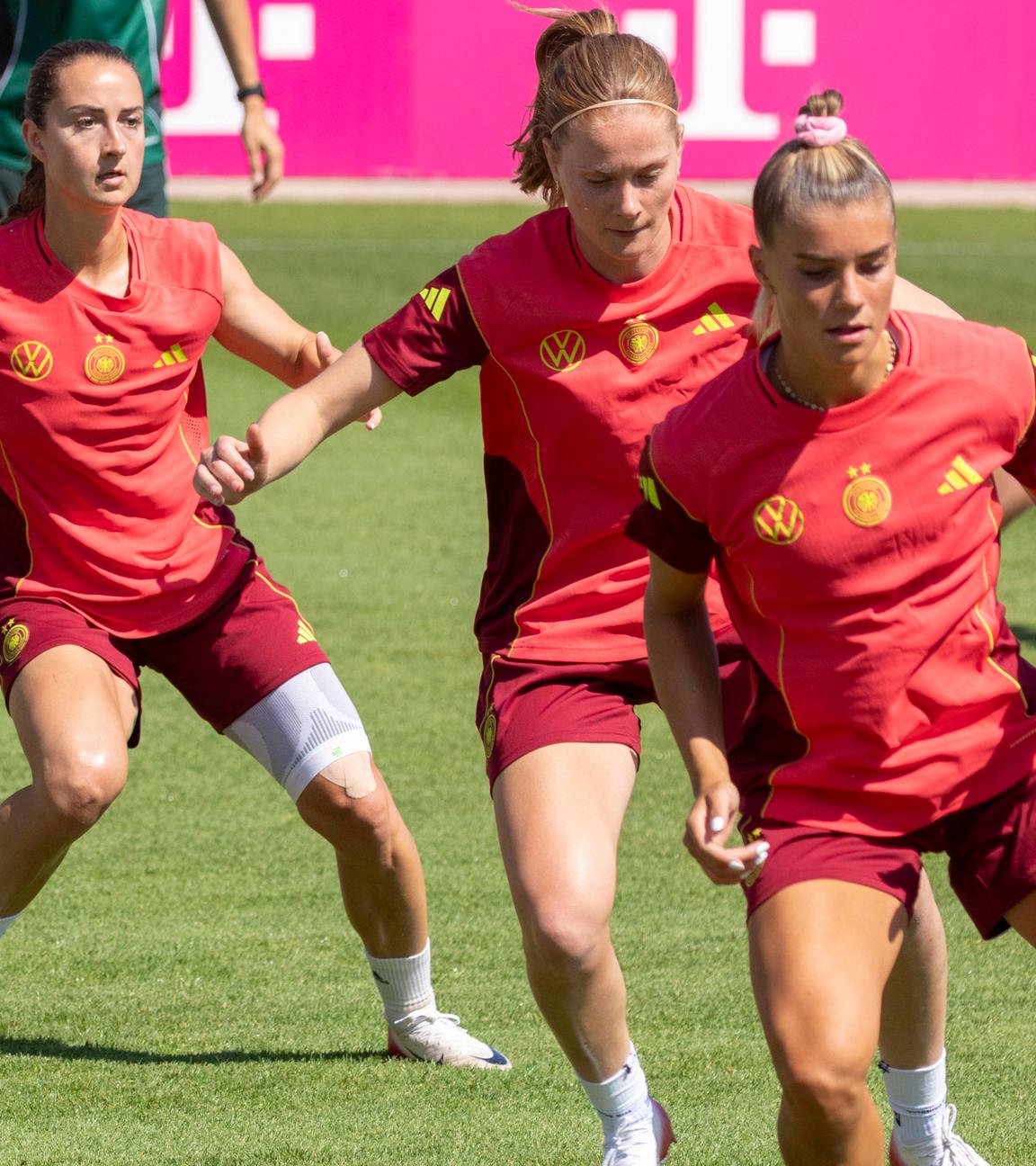 Die deutsche Fußball-Frauen-Nationalmannschaft beim Training im Home Ground in Herzogenaurach 