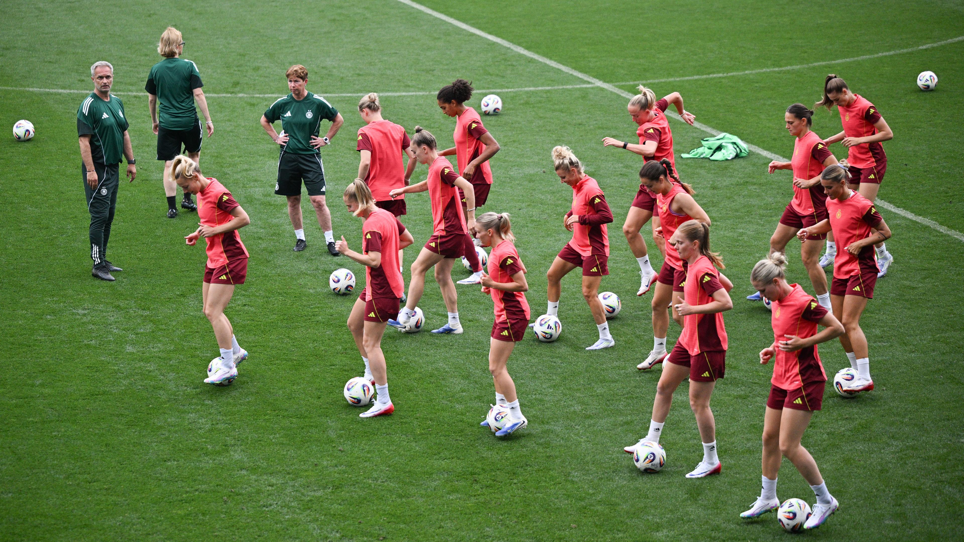 Deutscher Frauenfußball neben Christian Wück im Abschlusstraining in der Arena St. Gallen.