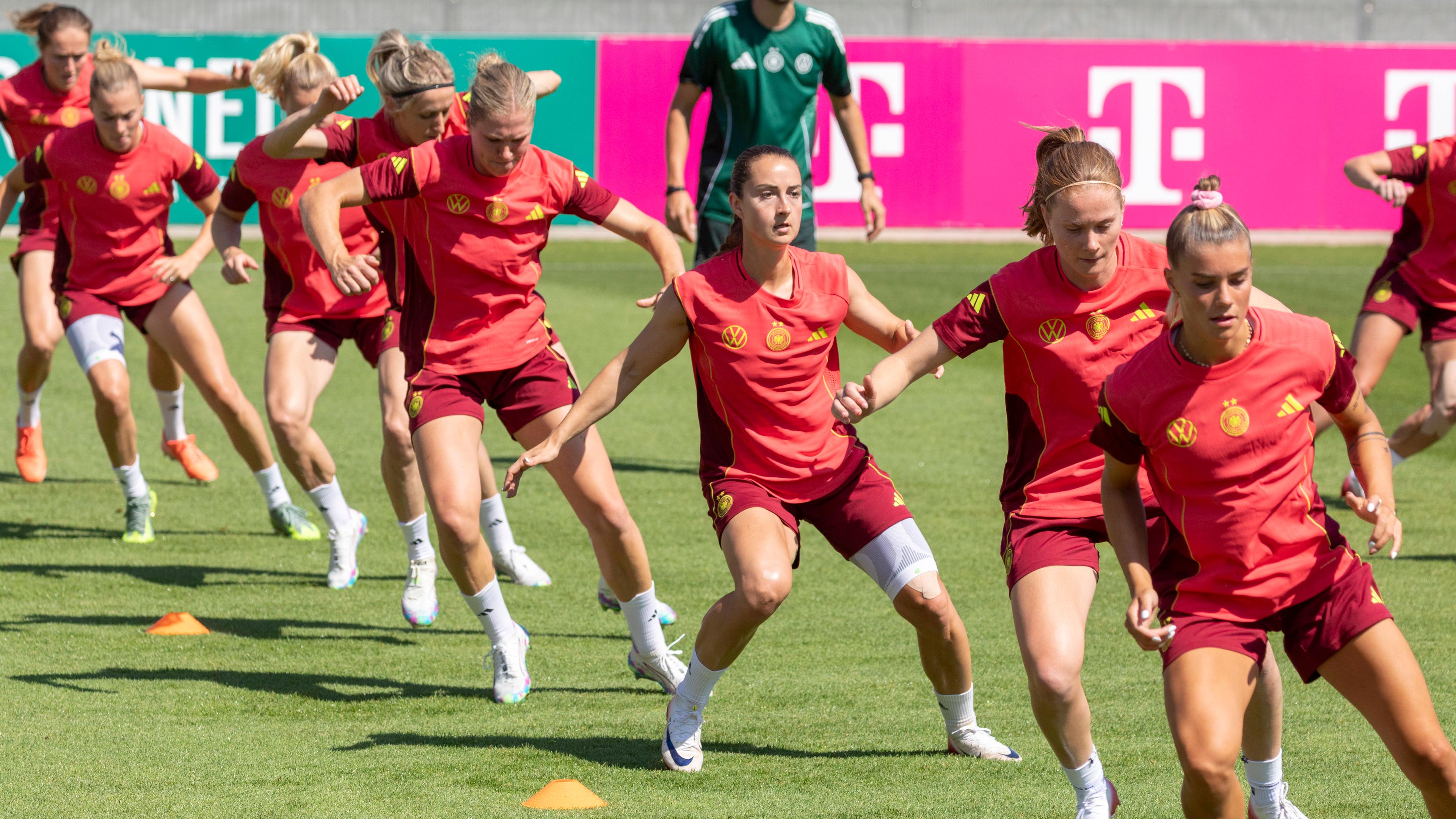 Die deutsche Fußball-Frauen-Nationalmannschaft beim Training im Home Ground in Herzogenaurach 
