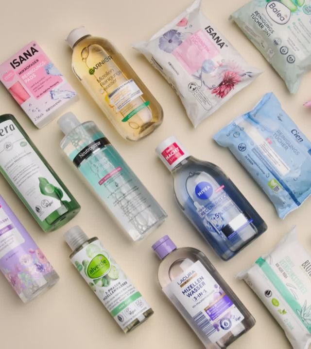 16 Abschminkprodukte, die von Stiftung Warentest getestet wurden, von oben fotografiert