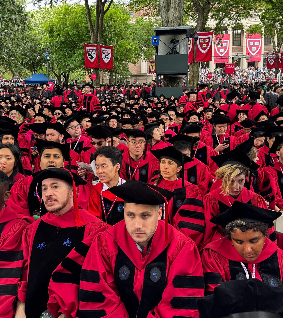 Symbolbild: Absolventen versammeln sich zur Abschlussfeier der Harvard University in Cambridge, Massachusetts, am 29. 5. 2025. 