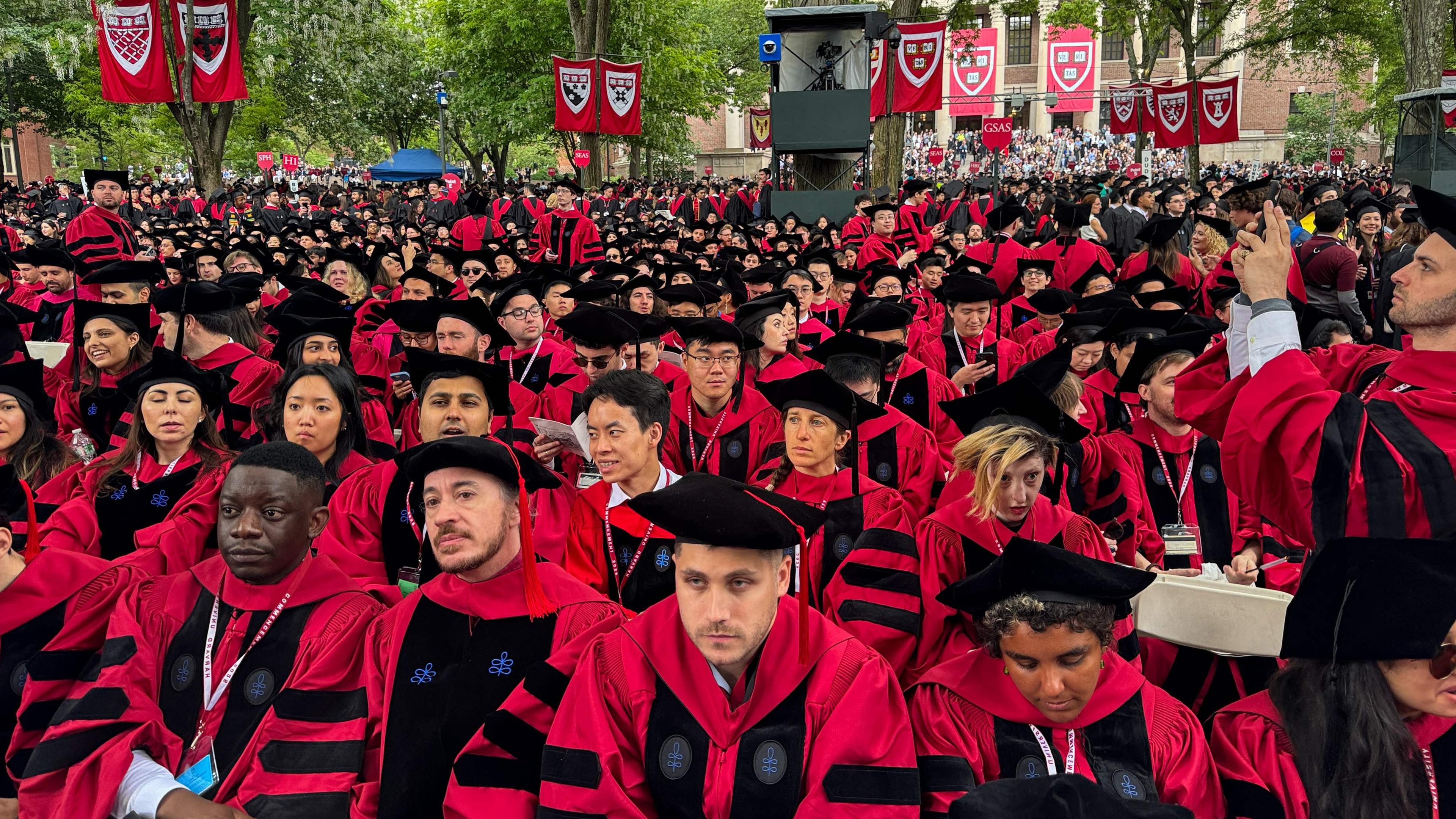 Symbolbild: Absolventen versammeln sich zur Abschlussfeier der Harvard University in Cambridge, Massachusetts, am 29. 5. 2025. 