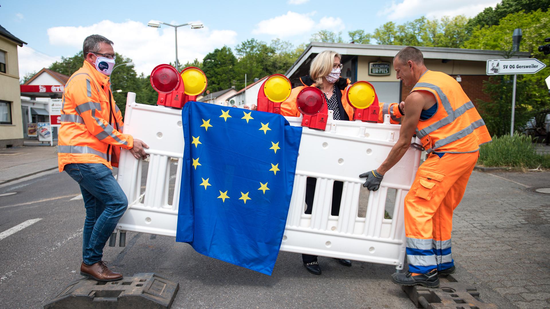 Absperrung am Grenzübergang Saarbrücken-Gersweiler werden durch zwei Arbeiter und Anke Rehlinger (SPD) am 15.5.2020 abgebaut. 