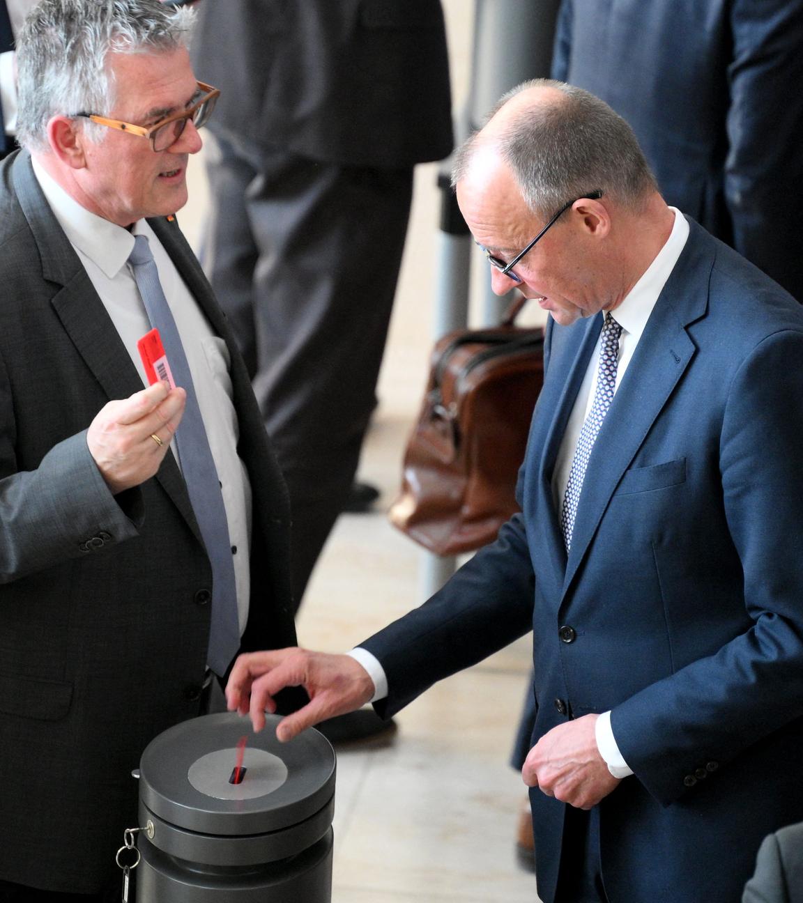 Friedrich Merz wirft seine Abstimmkarte in die Wahlurne ein. Im Bundestag wird über ein Sondervermögen abgestimmt.