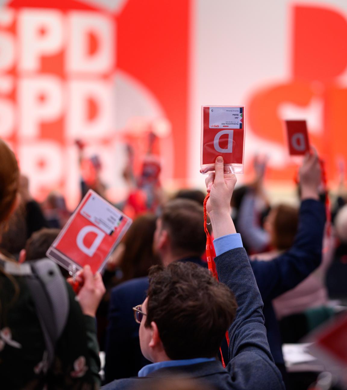 Abstimmung der Delegierten beim Parteitag der SPD in Berlin