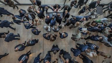 Abgeordnete werfen bei der namentlichen Abstimmung im Bundestag über das Gesundheits-Sparpaket der schwarz-roten Koalition ihre Stimmkarte am 10.07.2026 ein.